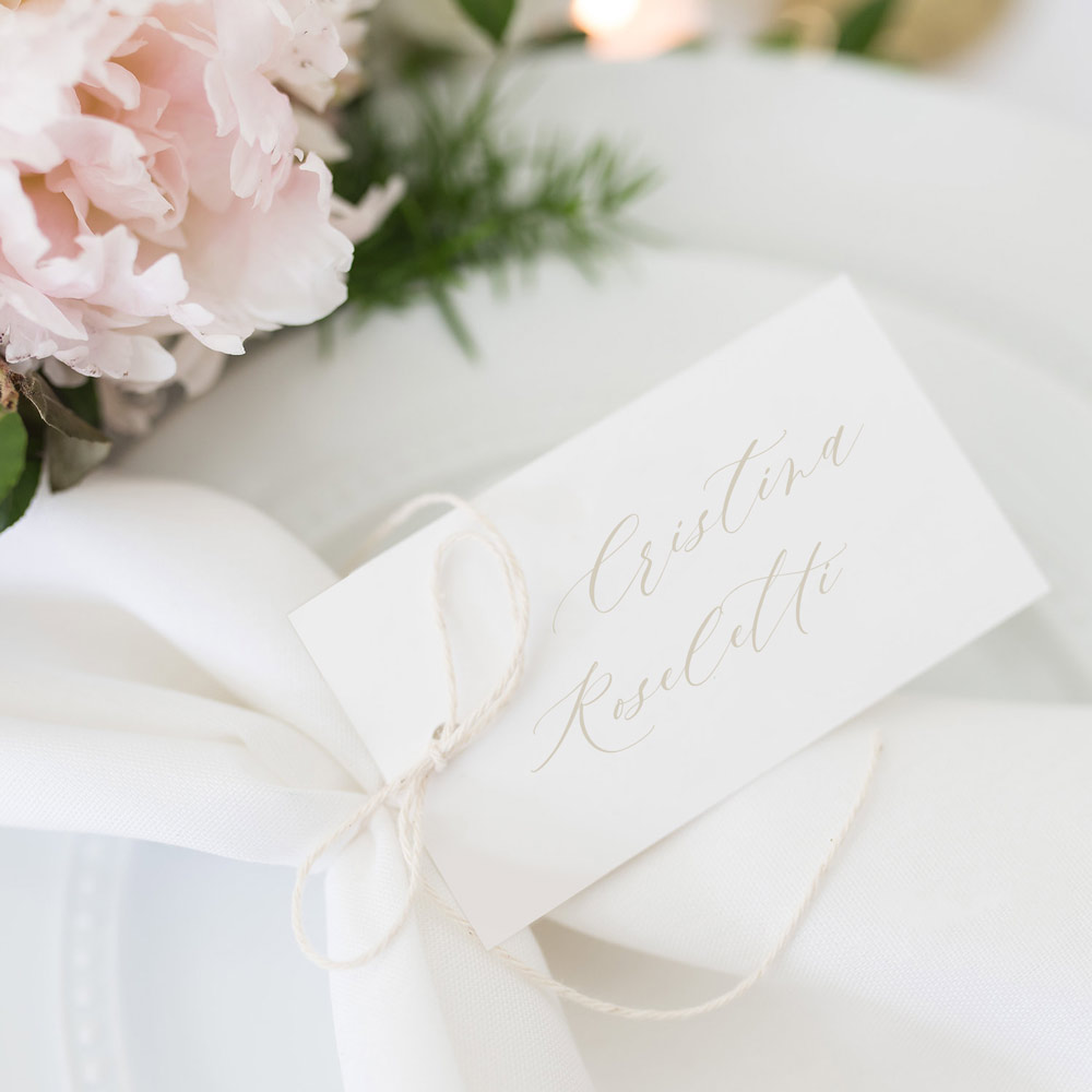 Segnaposto-place-card-nome-invitato-elegante-matrimonio-nozze-wedding-day-allestimento-bianco-oro